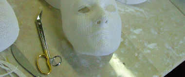 Castschere und Maske